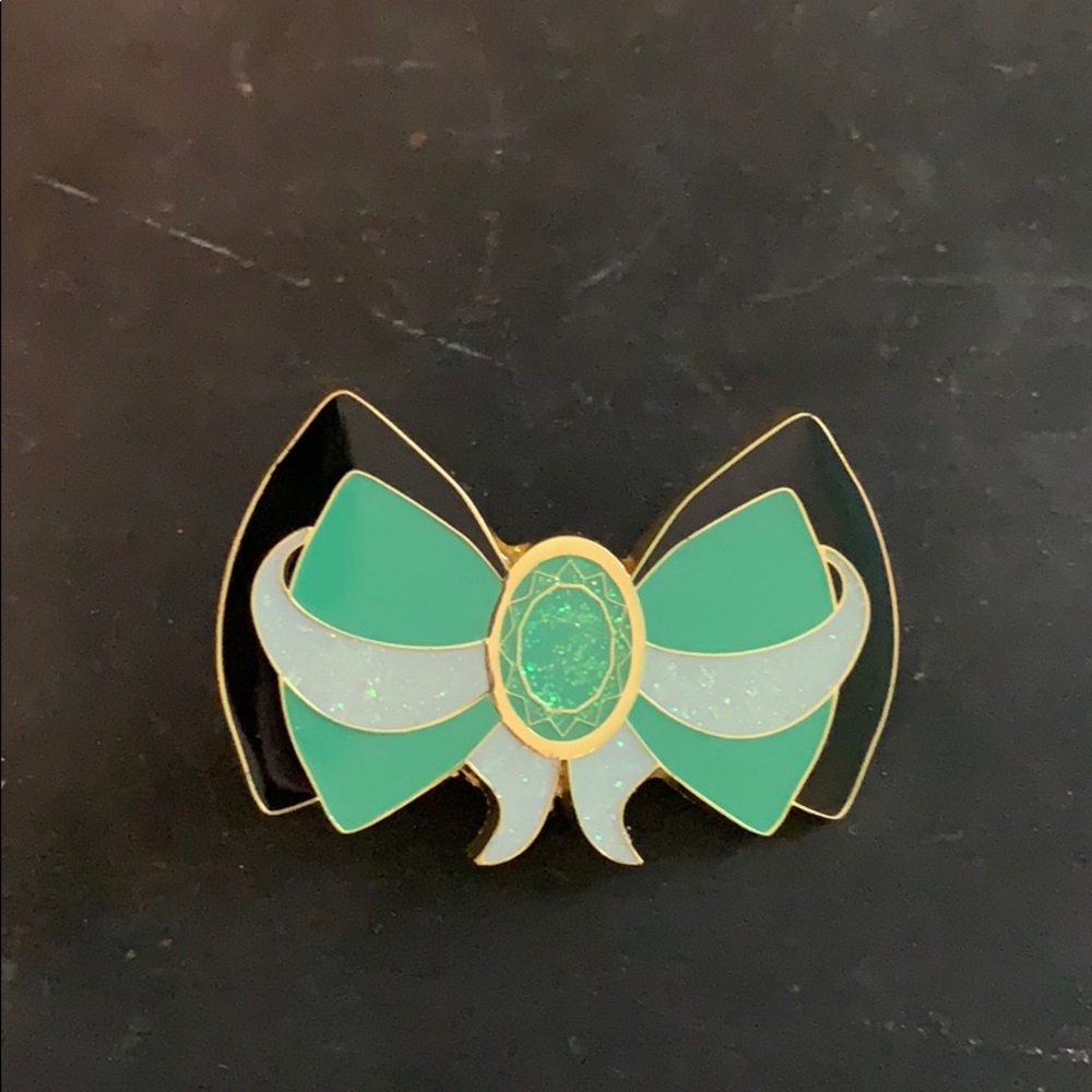 Jasmin Bow Pin